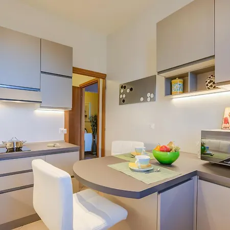 Alelu Classy And Chic Stresa Center Apartment With Terrace - Happy Rentals