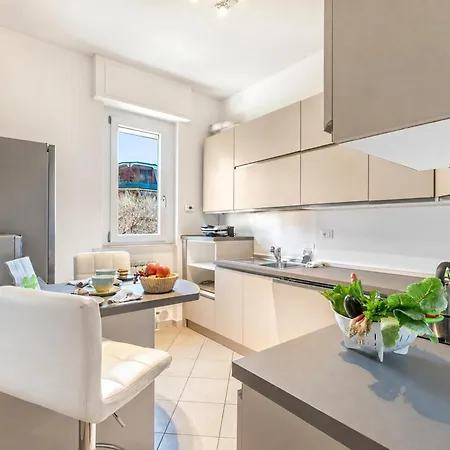 Alelu Classy And Chic Stresa Center Apartment With Terrace - Happy Rentals Stresa