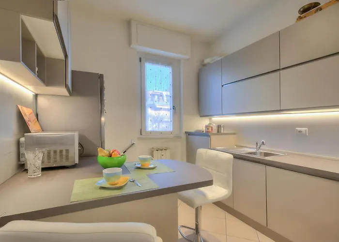 Alelu Classy And Chic Center - Happy *